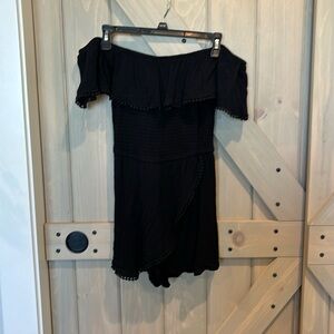 Short black dress, off the shoulder